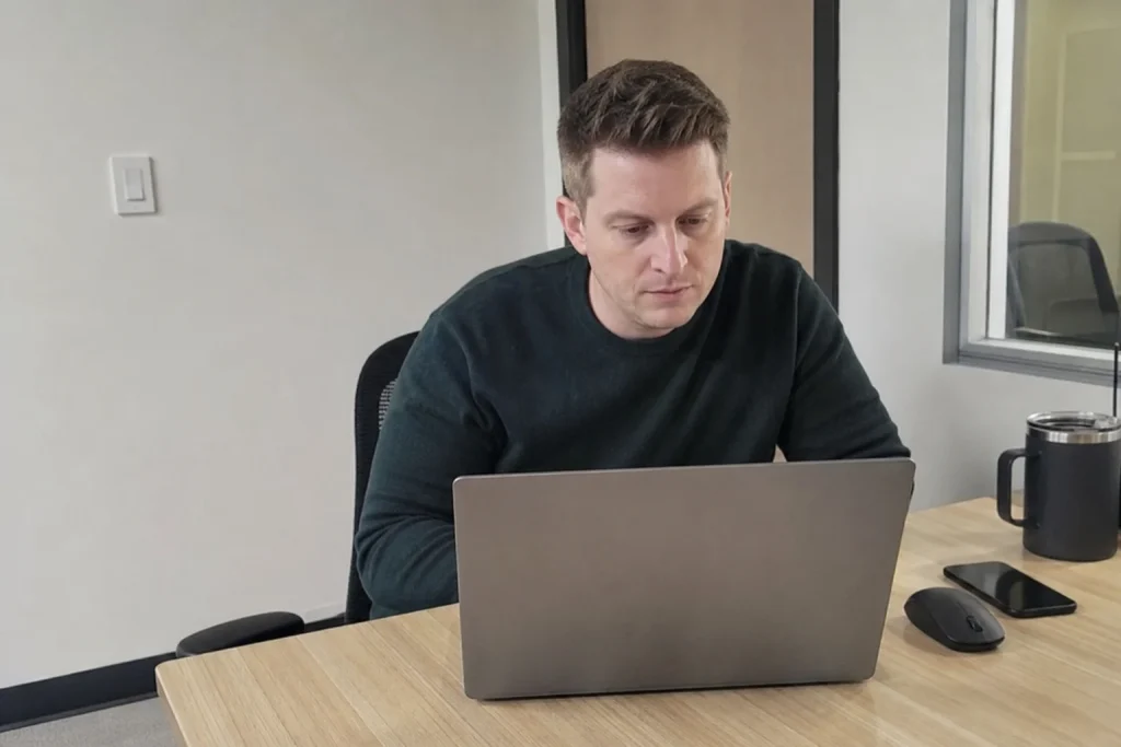 Person som sitter vid ett skrivbord och läser om What we're looking for in Startup Battlefield 2026, and how to apply in t...