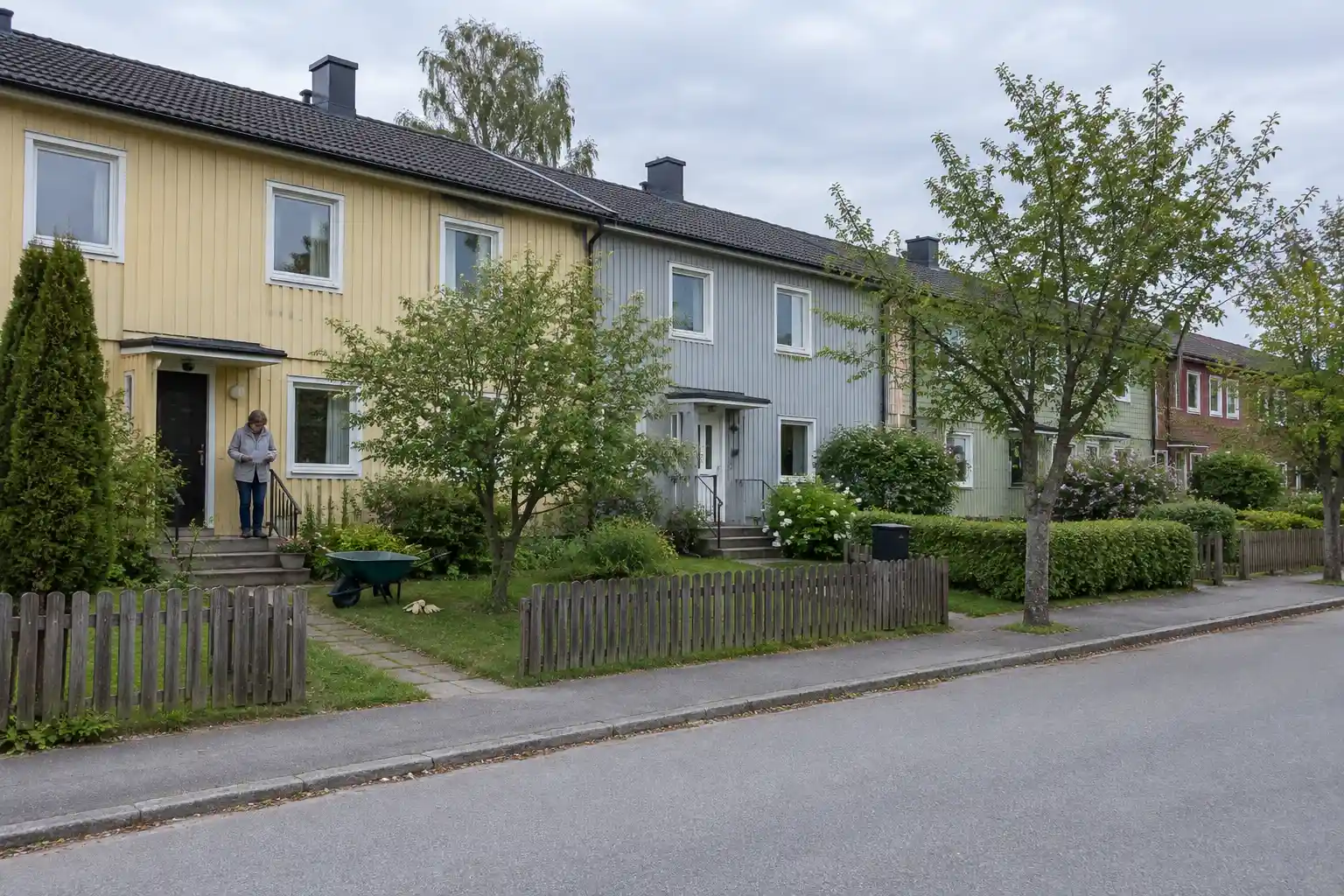 Granne på trappan med en räkning efter trädgårdsjobb, ett exempel på fakturera utan företag